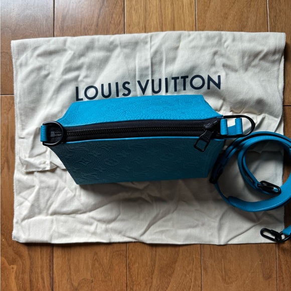 EXCELLENT CONDITION - Louis Vuitton Triangle Messenger (Spring 2020) - Picture 2 of 6